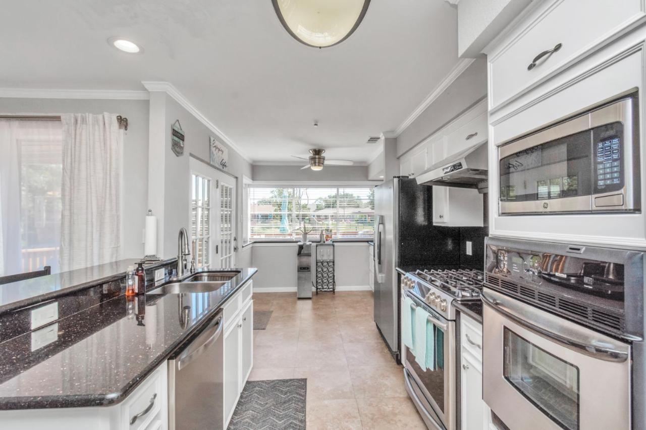 Beauty On The Water! Lake House Near The Beaches! Galveston Exteriér fotografie